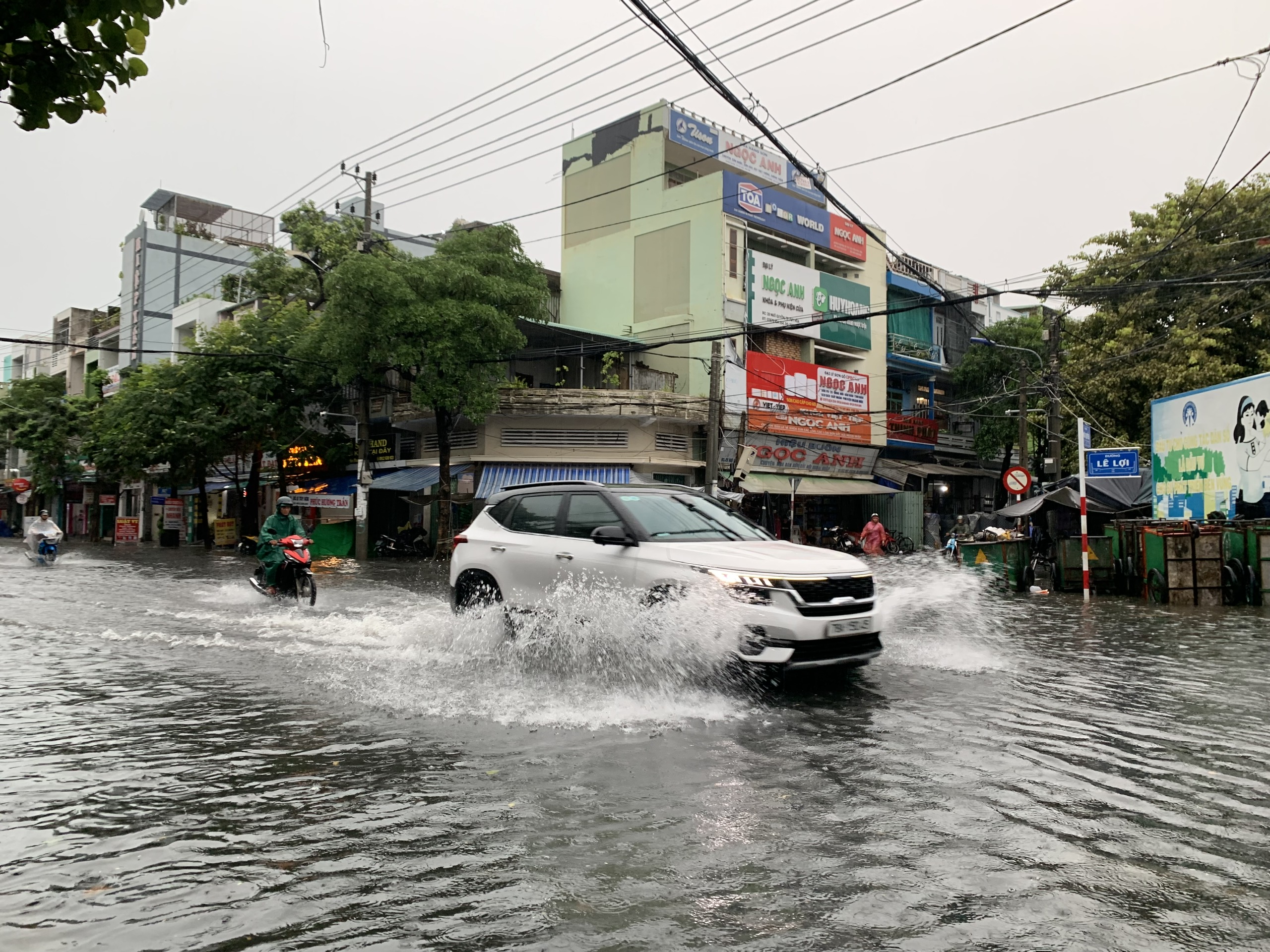 Tuy hòa chìm trong nước Sau cơn mưa lớn sáng 25 . 10 , Người dân khó khăn đi lại - Ảnh 1. Tuy hòa chìm trong nước Sau cơn mưa lớn sáng 25 . 10 , Người dân khó khăn đi lại - Ảnh 1.