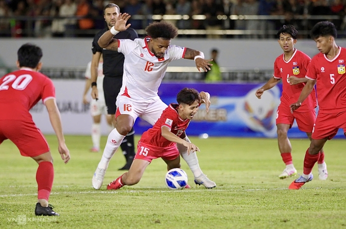 Đội tuyển Việt Nam (áo trắng) thắng Lào 2-0 ở lượt năm bảng F vòng loại cuối Asian Cup 2027, trên sân Quốc gia Lào mới ngày 19/11/2025. Ảnh: ĐH.