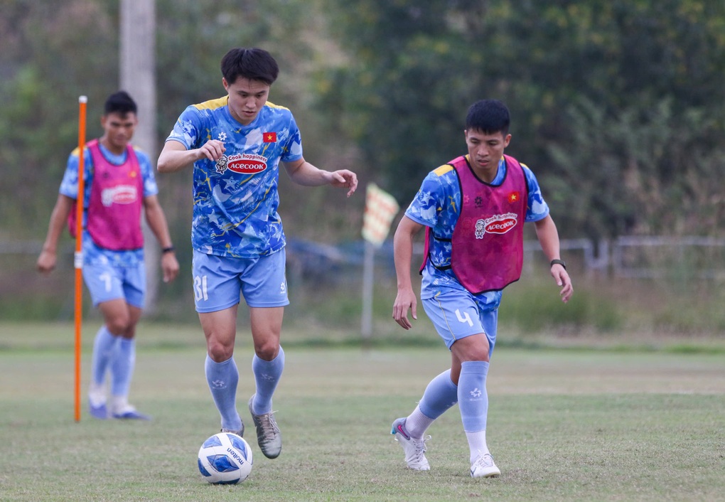 Tuyển Việt Nam tập buổi đầu tiên ở Lào, sẵn sàng cho vòng loại Asian Cup - 1