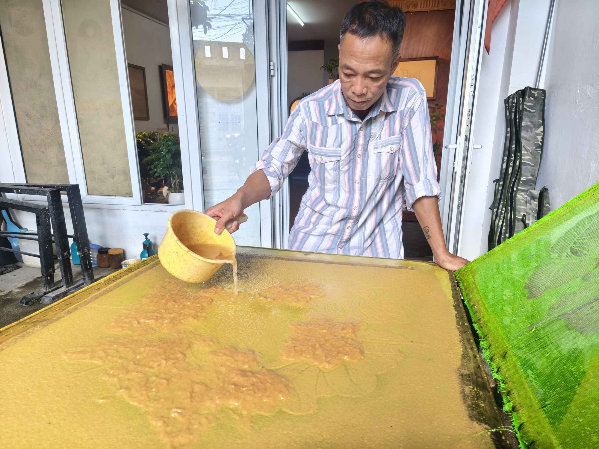 Kỹ nghệ độc lạ: Tuyệt chiêu dùng 'dao nước' trên giấy dừa- Ảnh 1.