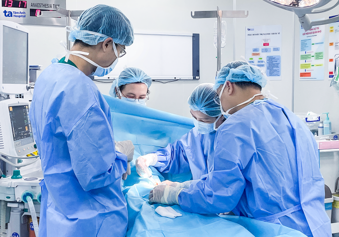 Bác sĩ Trọng (ngoài cùng bên phải) can thiệp chích xơ cho bệnh nhi. Ảnh: Bệnh viện Đa khoa Tâm Anh