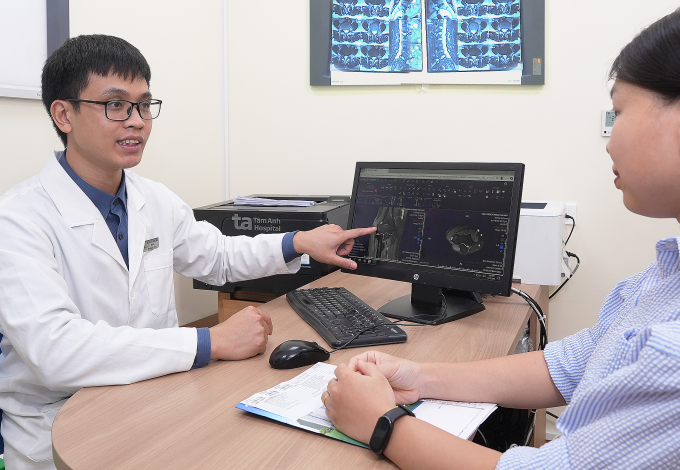 Bác sĩ tư vấn cho bệnh nhân u xương tế bào khổng lồ. Ảnh minh họa: Bệnh viện Đa khoa Tâm Anh