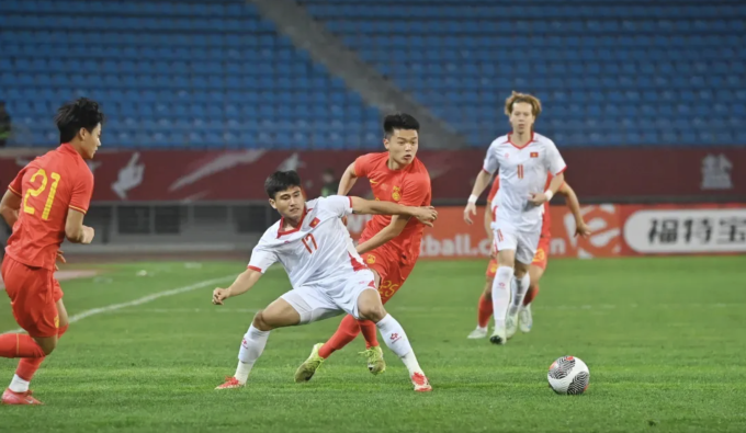Việt Nam (áo trắng) hòa Trung Quốc (áo đỏ) 1-1 ở giải giao hữu U22 Panda Cup, trên sân Olympic Thành Đô, Trung Quốc ngày 25/3/2025. Ảnh: CFA