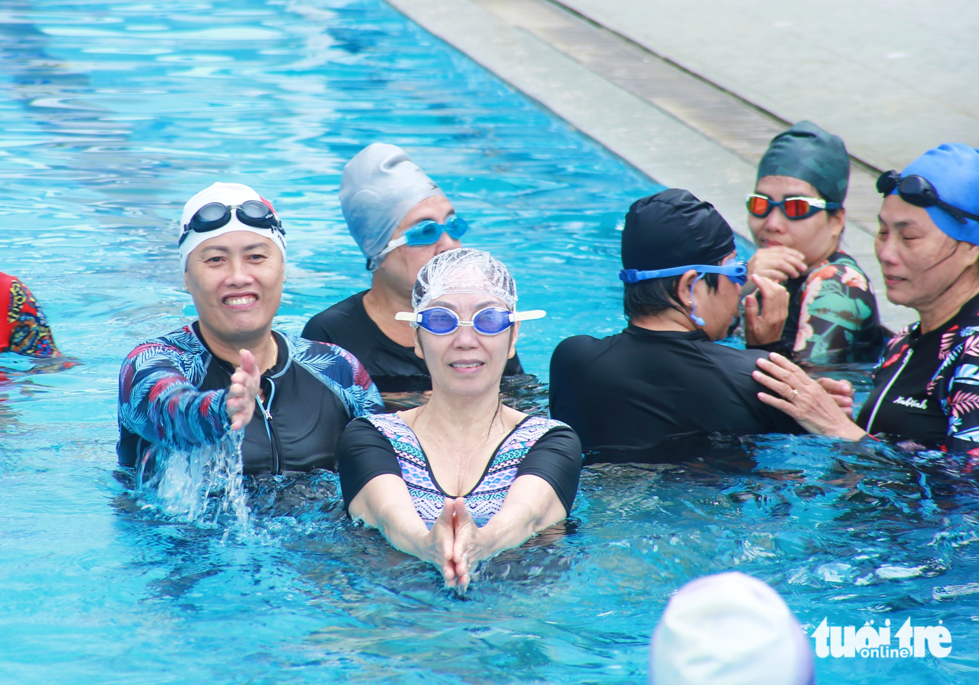 U70, U80 hào hứng học bơi miễn phí ở TP.HCM 1 U70, U80 hào hứng học bơi miễn phí ở TP.HCM - Ảnh 1.