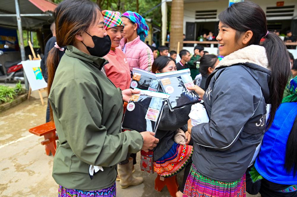 UNIQLO trao 10000 ao giu nhiet va khanh thanh nha