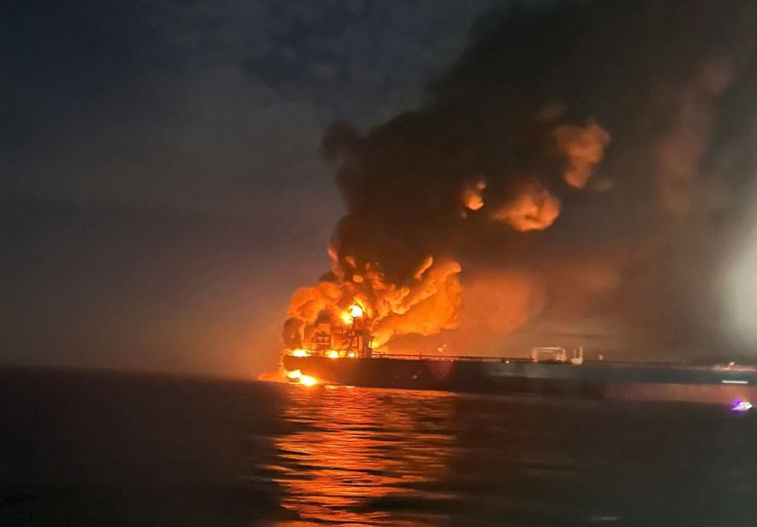 Ukraine tấn công 'đội tàu ma' của Nga ở Biển Đen, khói lửa bốc lên ngùn ngụt - Ảnh 1.