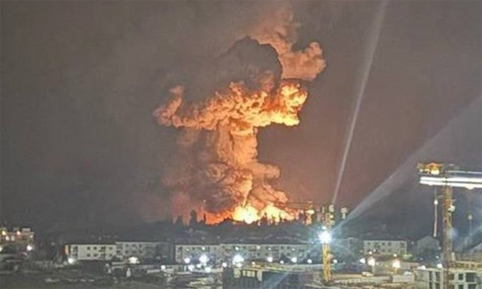 Đám cháy tại Novorossiysk sau cuộc tập kích của Ukraine trong ảnh đăng ngày 14/11. Ảnh: X/DD Geopolitics