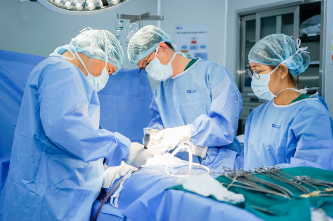 Êkíp bác sĩ phẫu thuật mở bụng, cắt tử cung và hai phần phụ, nạo hạch cho bà Sương. Ảnh: Tuệ Diễm