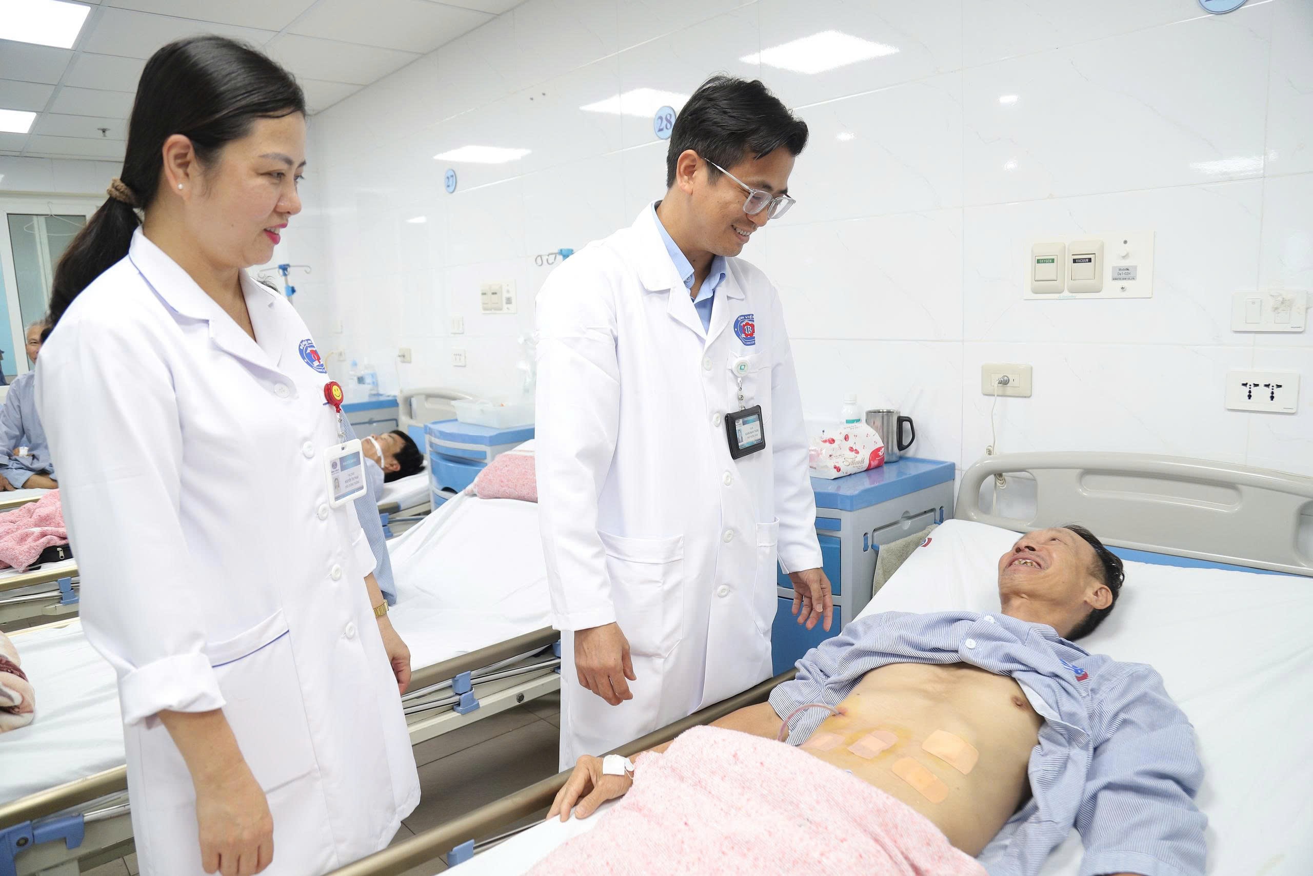 Bệnh nhân vừa được phẫu thuật nội soi cắt toàn bộ dạ dày vì thói quen uống rượu mỗi ngày. 