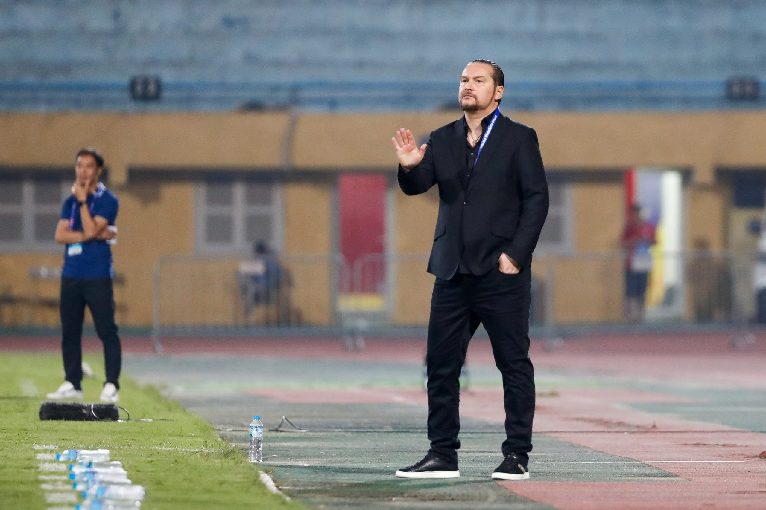 'Cánh tay phải' của ông Kim nghỉ việc sau 3 tháng: V-League khắc nghiệt, Thanh Hóa có trụ nổi

- Ảnh 2.