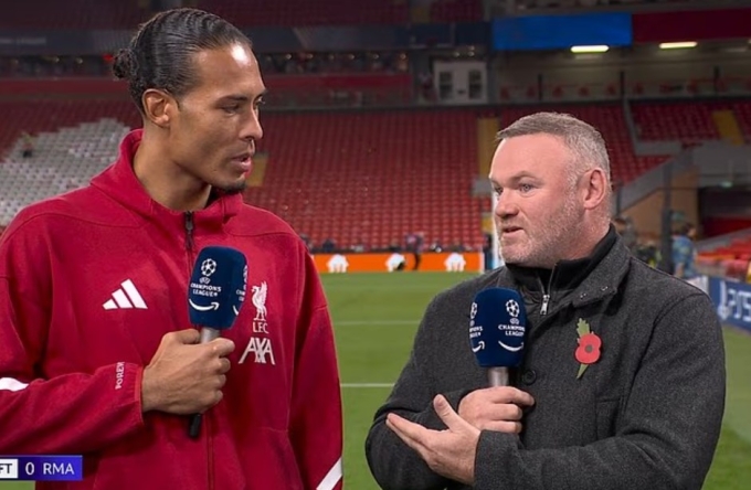 Virgil van Dijk (trái) và Wayne Rooney bình luận sau trận Liverpool thắng Real 1-0 trên sân Anfield, thành phố Liverpool, Vương quốc Anh, tại Champions League tối 4/11/2025.