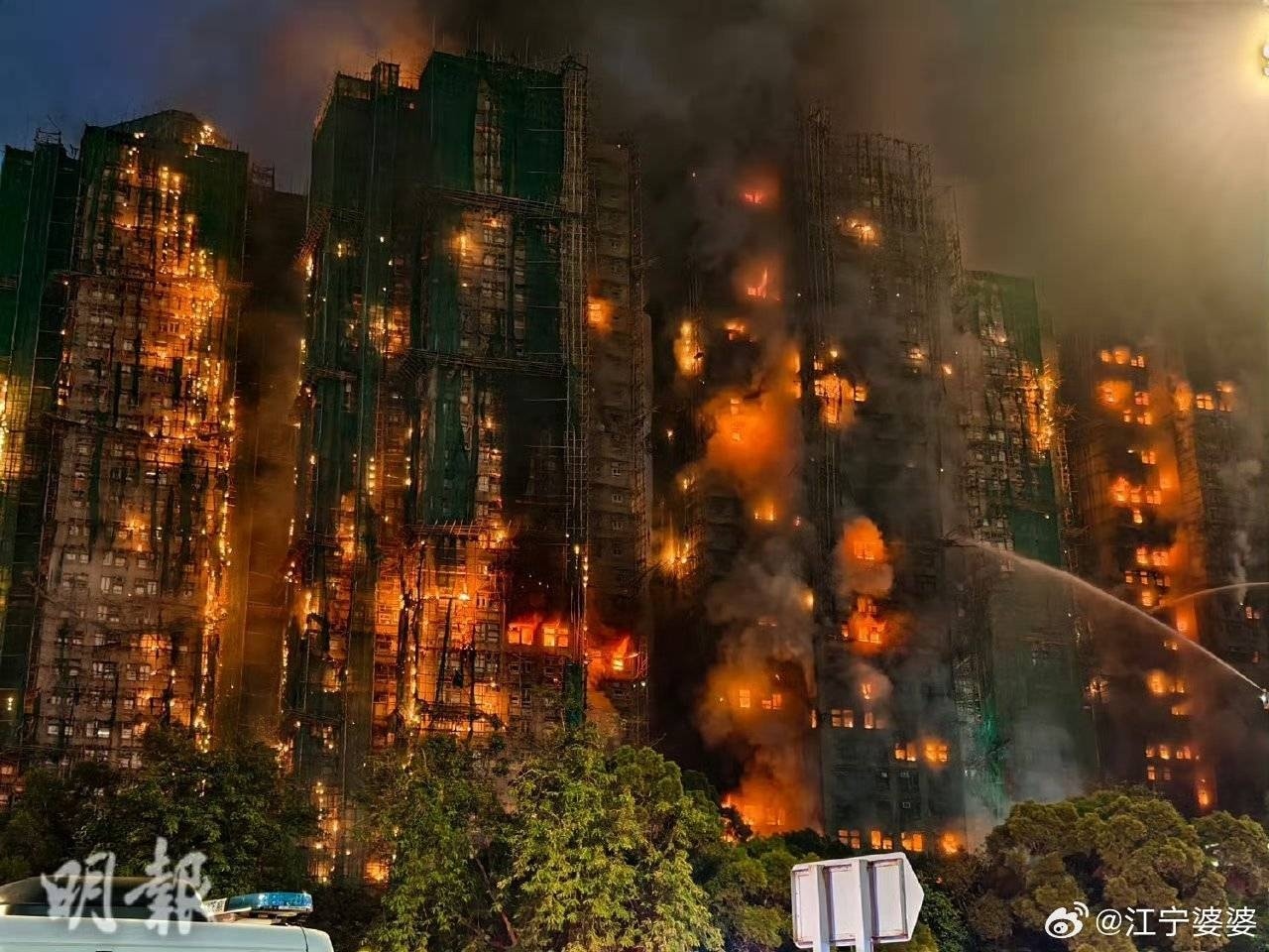 Thảm hoạ cháy chung cư tại Hong Kong: Vẫn chưa thể dập tắt ngọn lửa sau 8 tiếng, số người tử vong tiếp tục tăng- Ảnh 1.