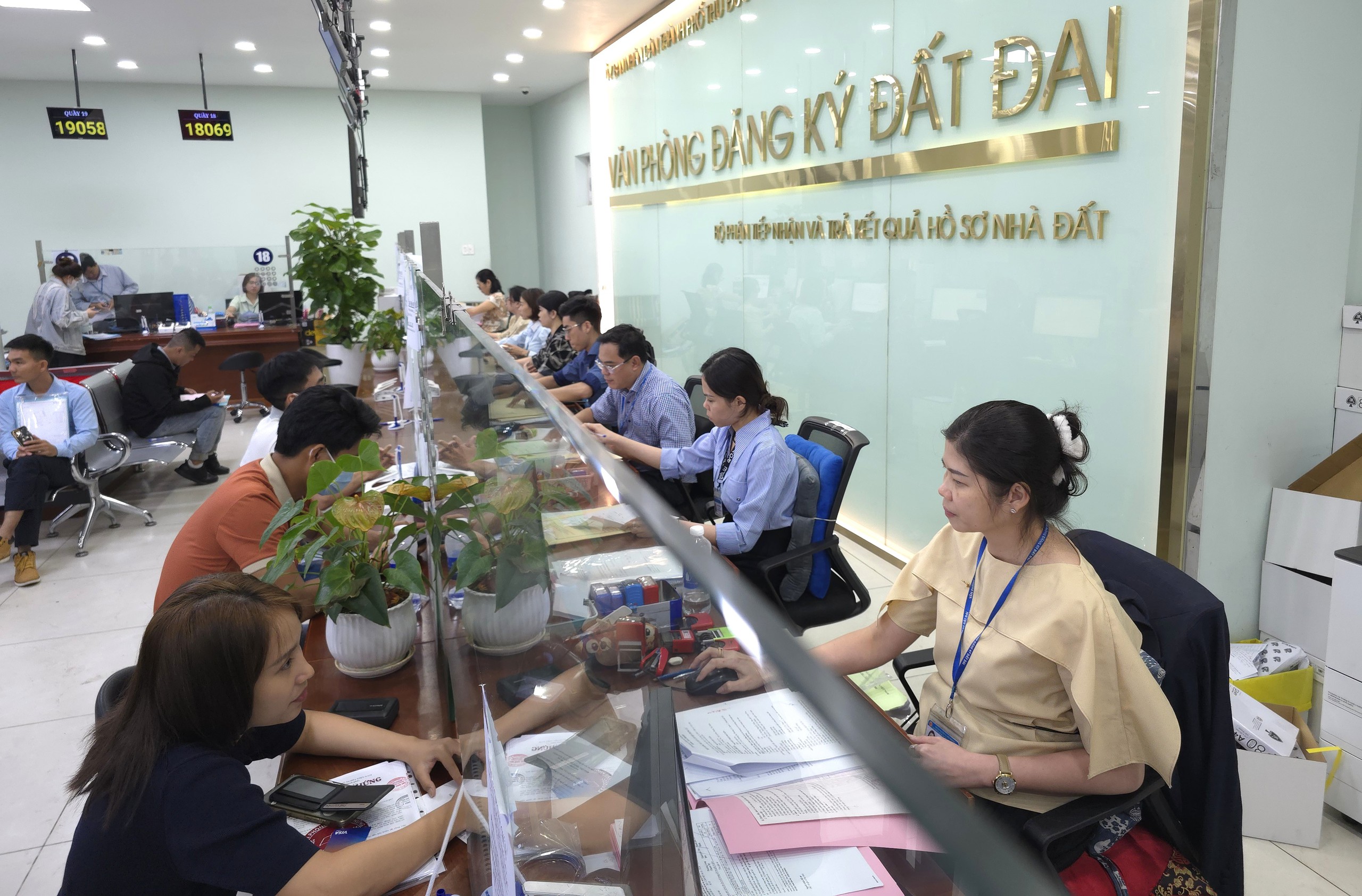 Văn phòng đăng ký đất đai TP.HCM hoàn trả 874 triệu đồng cho người chuyển nhầm năm 2025 - Ảnh 1.
