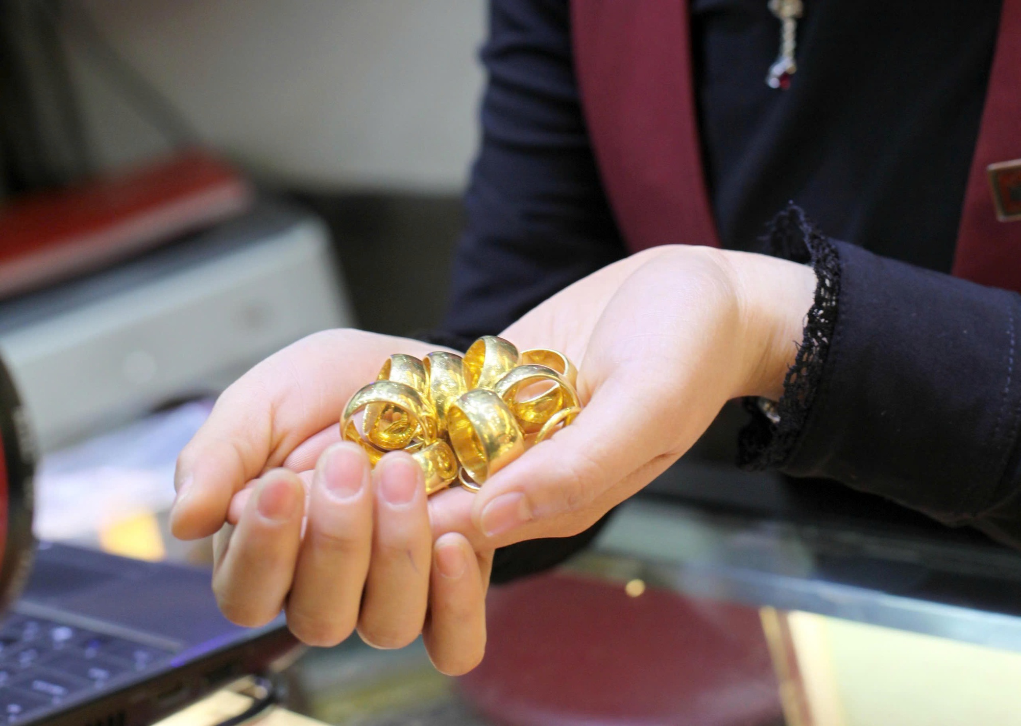 Vàng giảm giá nhưng rủi ro tăng- Ảnh 1.