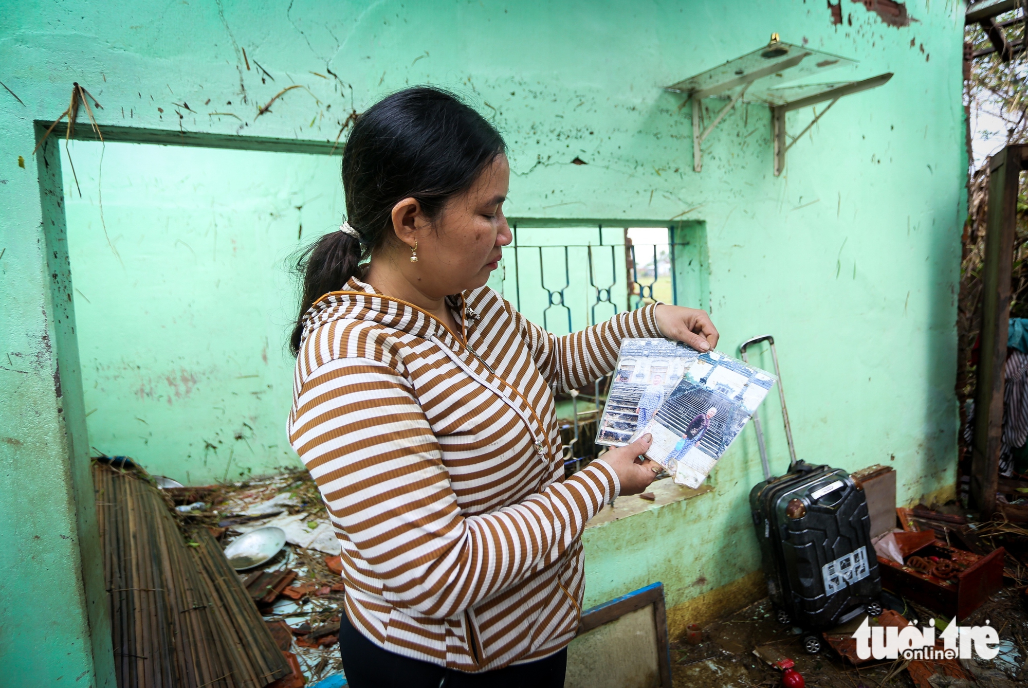 Vào lại ‘rốn lũ’ Hòa Thịnh: Tìm ảnh mẹ trong ngôi nhà bể nát - Ảnh 1.