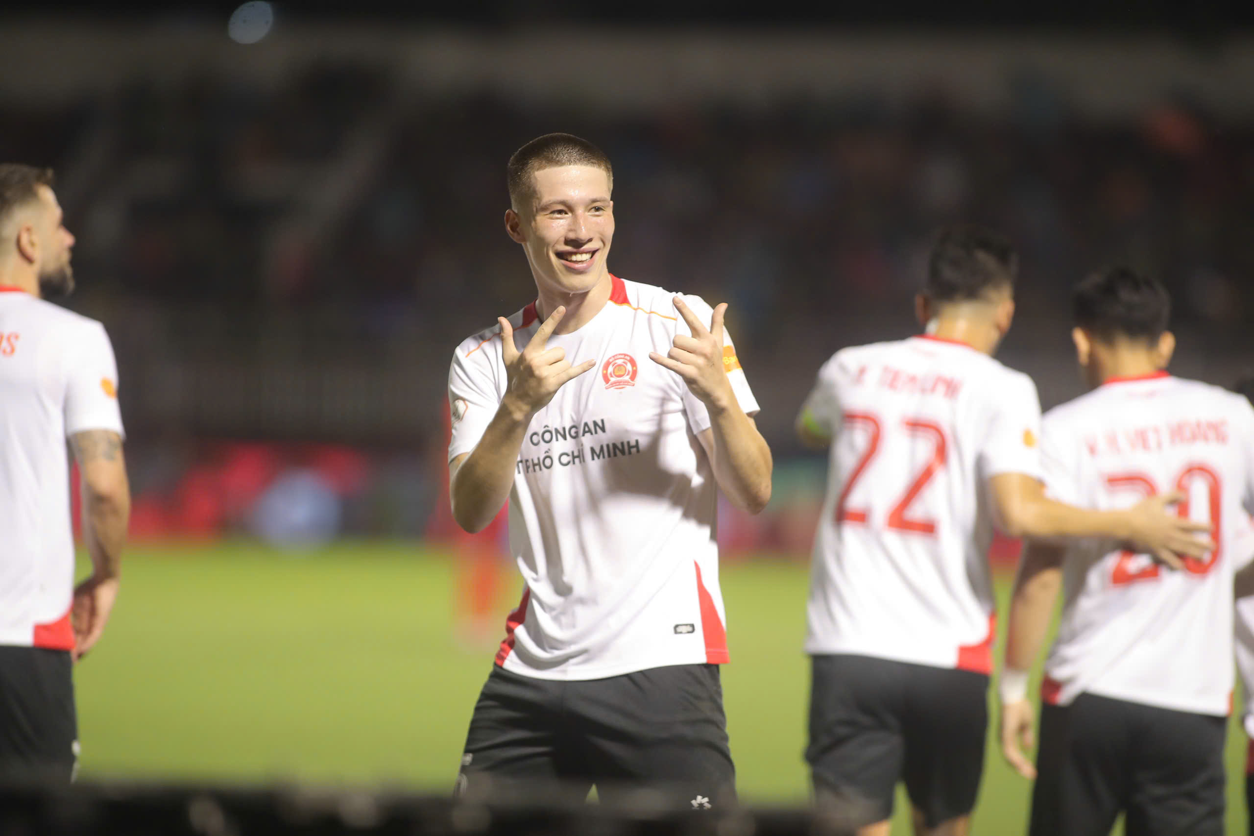 Tiền đạo Việt kiều 1,90 m tiết lộ bất ngờ: Về Việt Nam chơi bóng vì...- Ảnh 1.