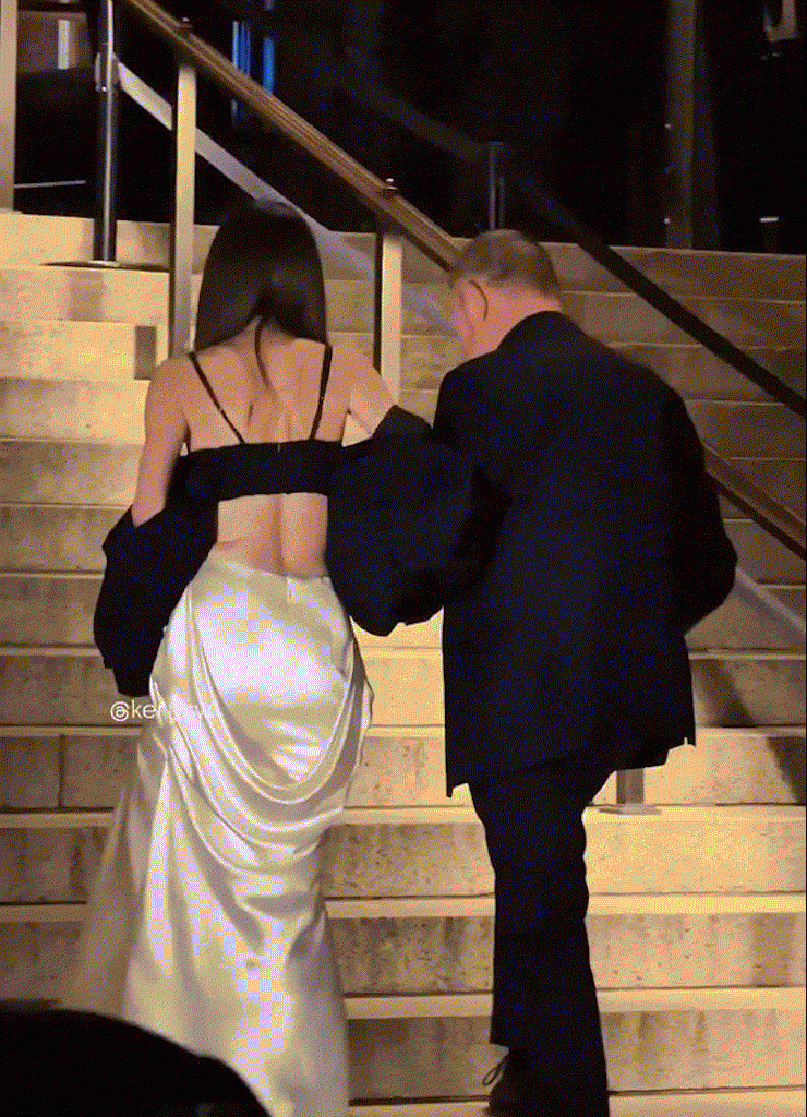 Vera Wang được khen có eo mỏng như giấy A4 - 2