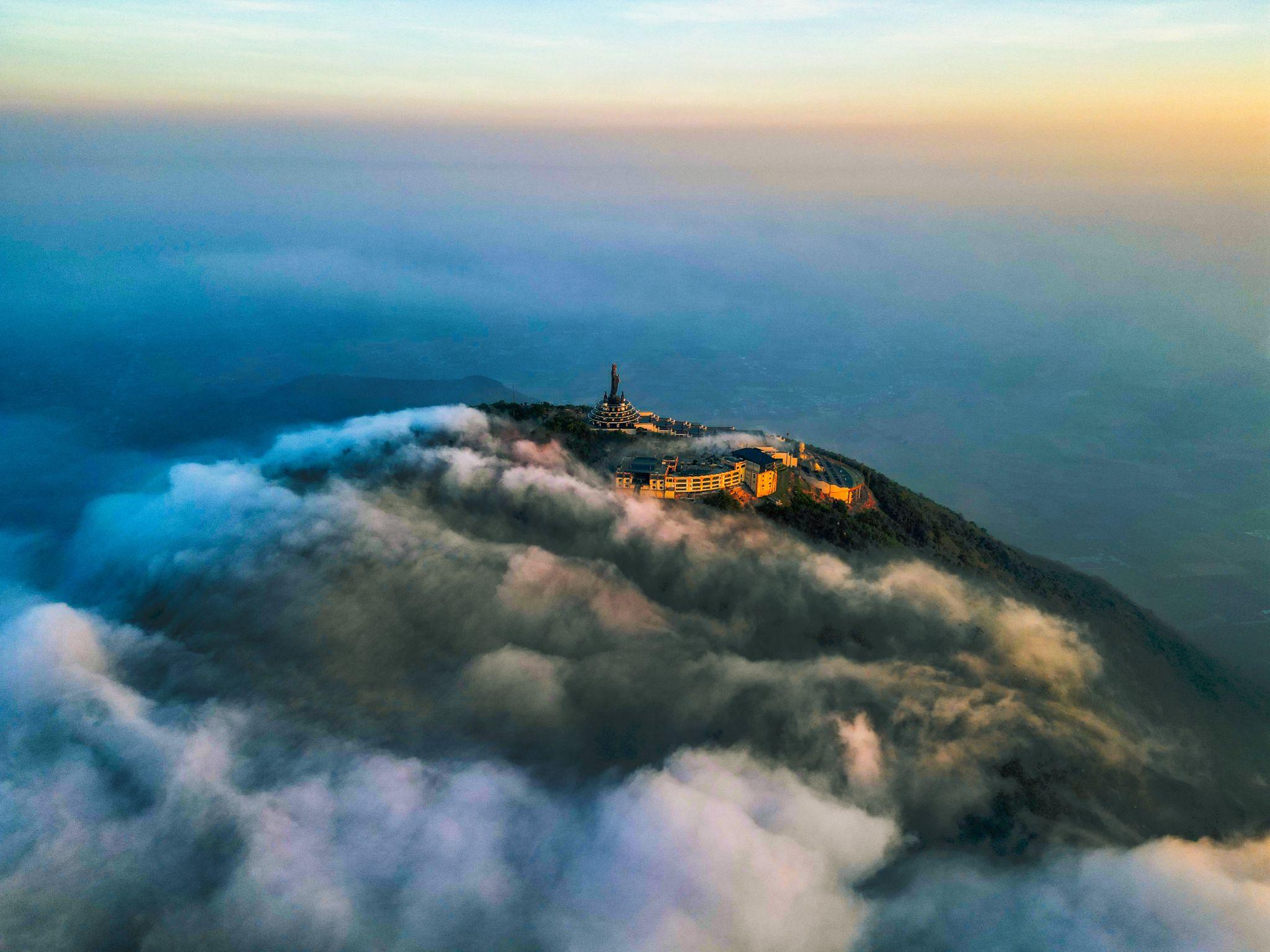 Núi Ba Den hiện lên hùng vĩ giữa mây trời Tây Ninh, nơi tâm an tìm thấy chốn trở về. Ảnh: Trần Tuấn Việt