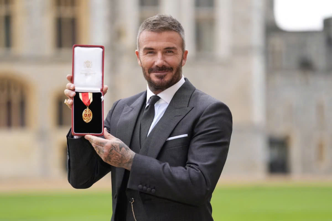 Beckham bên ngoài Lâu đài Windsor ở Anh, sau khi được phong tước hiệp sĩ ngày 4/11/2025. Ảnh: Reuters