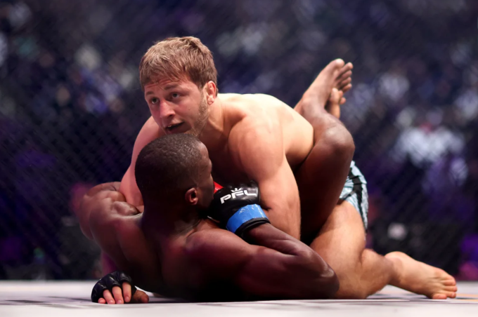 Ibragim Ibragimov (trên) được xem là võ sĩ MMA triển vọng tiếp theo đến từ Dagestan. Ảnh: CNN