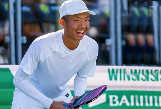 Quang Dương trong một trận đấu đơn nam tại giải đấu thuộc Hiệp hội Pickleball Mỹ - UPA. Ảnh: FBNV