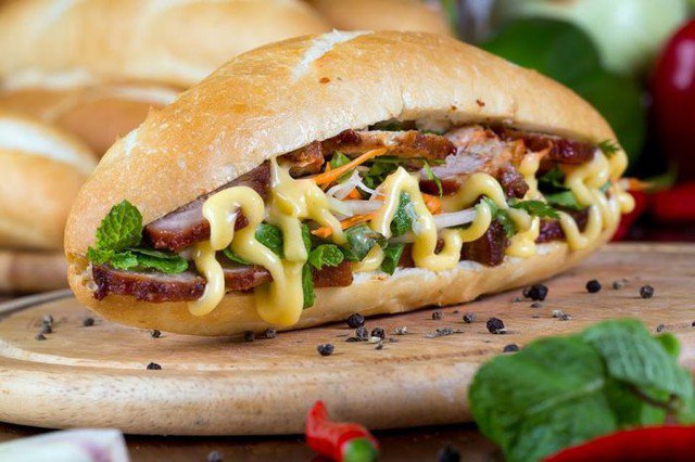 Nhân bánh mì thập cẩm dễ có nguy cơ nhiễm Salmonella nếu chế biến và bảo quản không đúng cách.