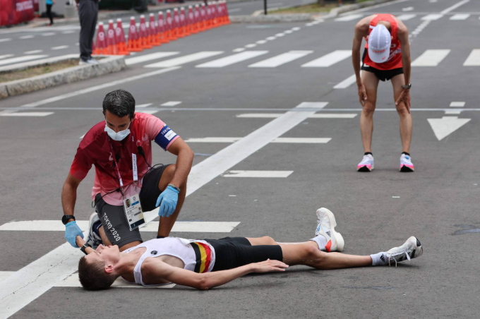 Runner người Bỉ, Dieter Kersten gục xuống đường chạy và được chăm sóc y tế sau cuộc thi marathon nam tại Olympic Tokyo 2020. Ảnh: AFP