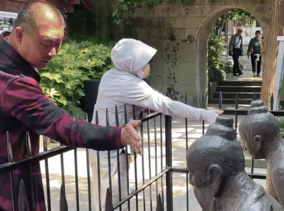 Vì sao bức tượng ở tư thế quỳ gối cúi đầu bị du khách đánh tát liên tục? - 2