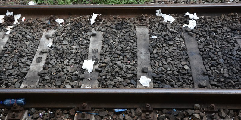 Vì sao chất thải trong nhà vệ sinh tàu hỏa từng được xả thẳng xuống đường ray? Sự thật ít ai ngờ tới- Ảnh 2.