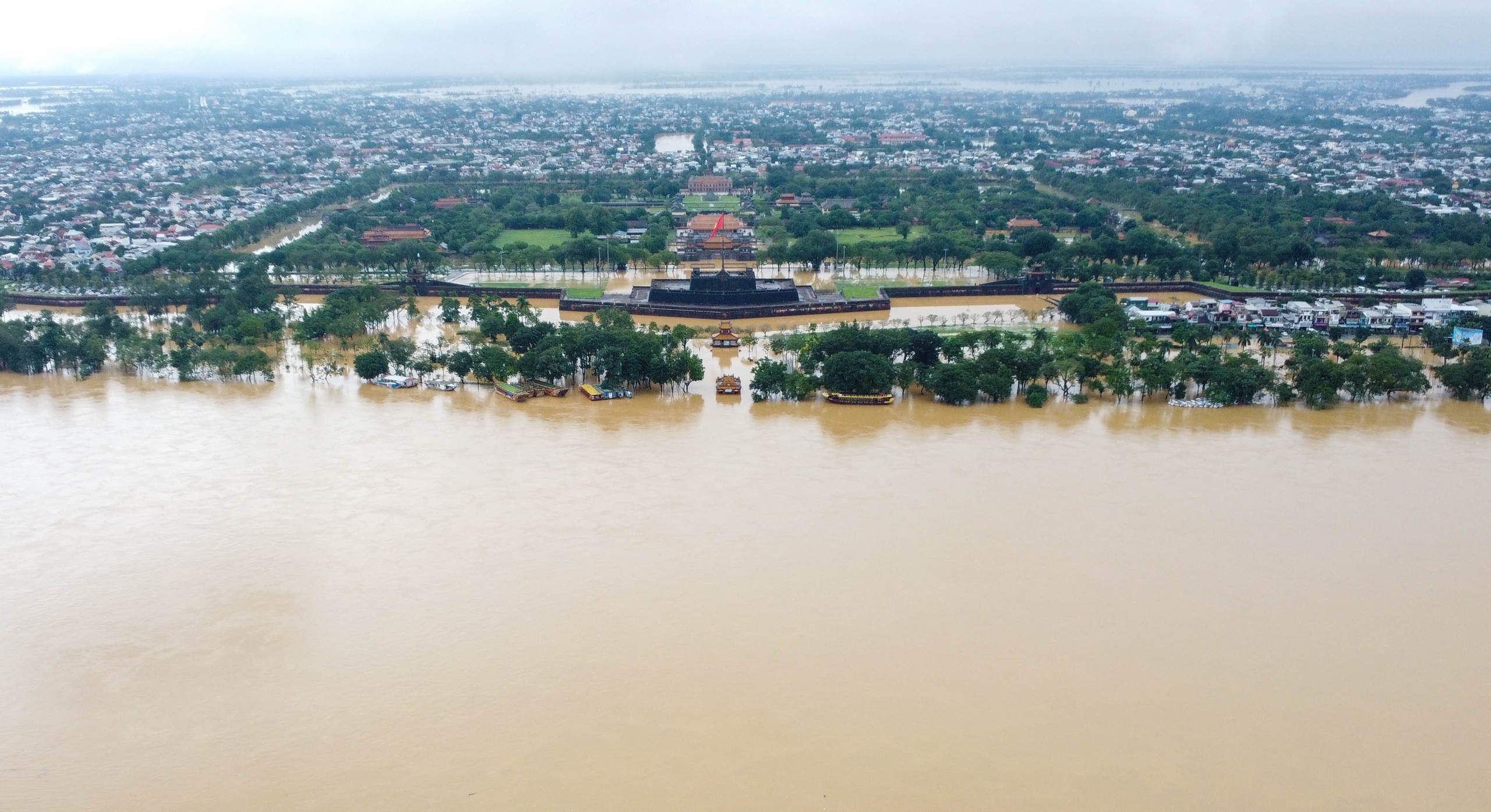 Vì sao miền Trung dồn dập mưa bão về cuối năm?- Ảnh 1.