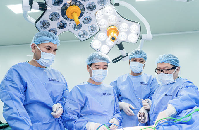 Bác sĩ Đức (phải) trong một ca phẫu thuật điều trị tiết niệu cho một người bệnh. Ảnh: Bệnh viện cung cấp