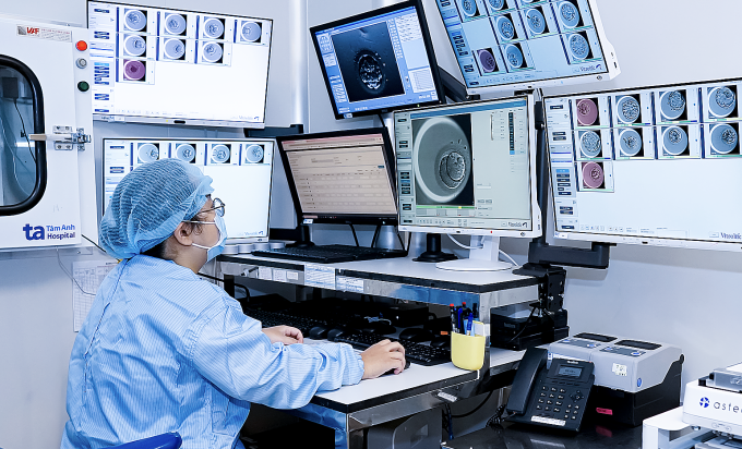 Chuyên viên phôi học quan sát sự phát triển toàn diện của phôi trong phòng lab. Ảnh: IVF Tâm Anh
