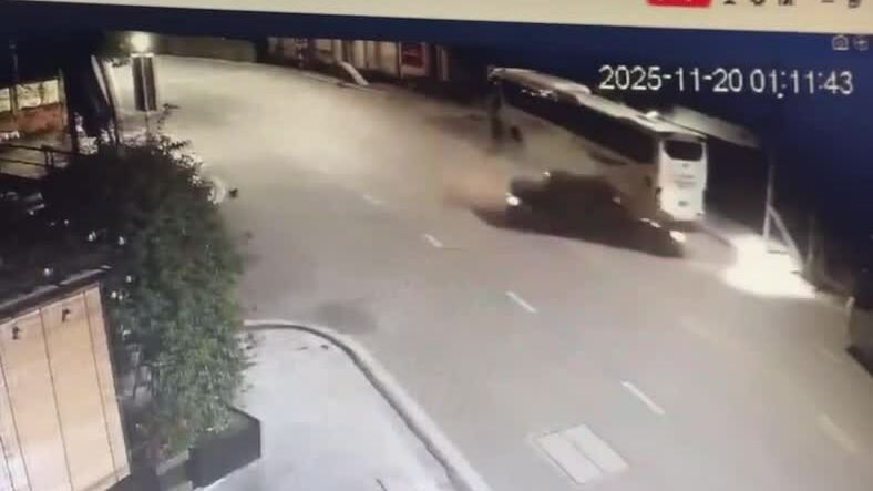 Xe sang đâm vào ôtô khách, tai nạn từ tình huống đơn giản