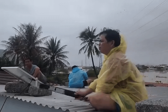 Vì sao nhiều vùng ở Khánh Hòa 'tê liệt' sóng điện thoại trong những ngày lũ?- Ảnh 1.