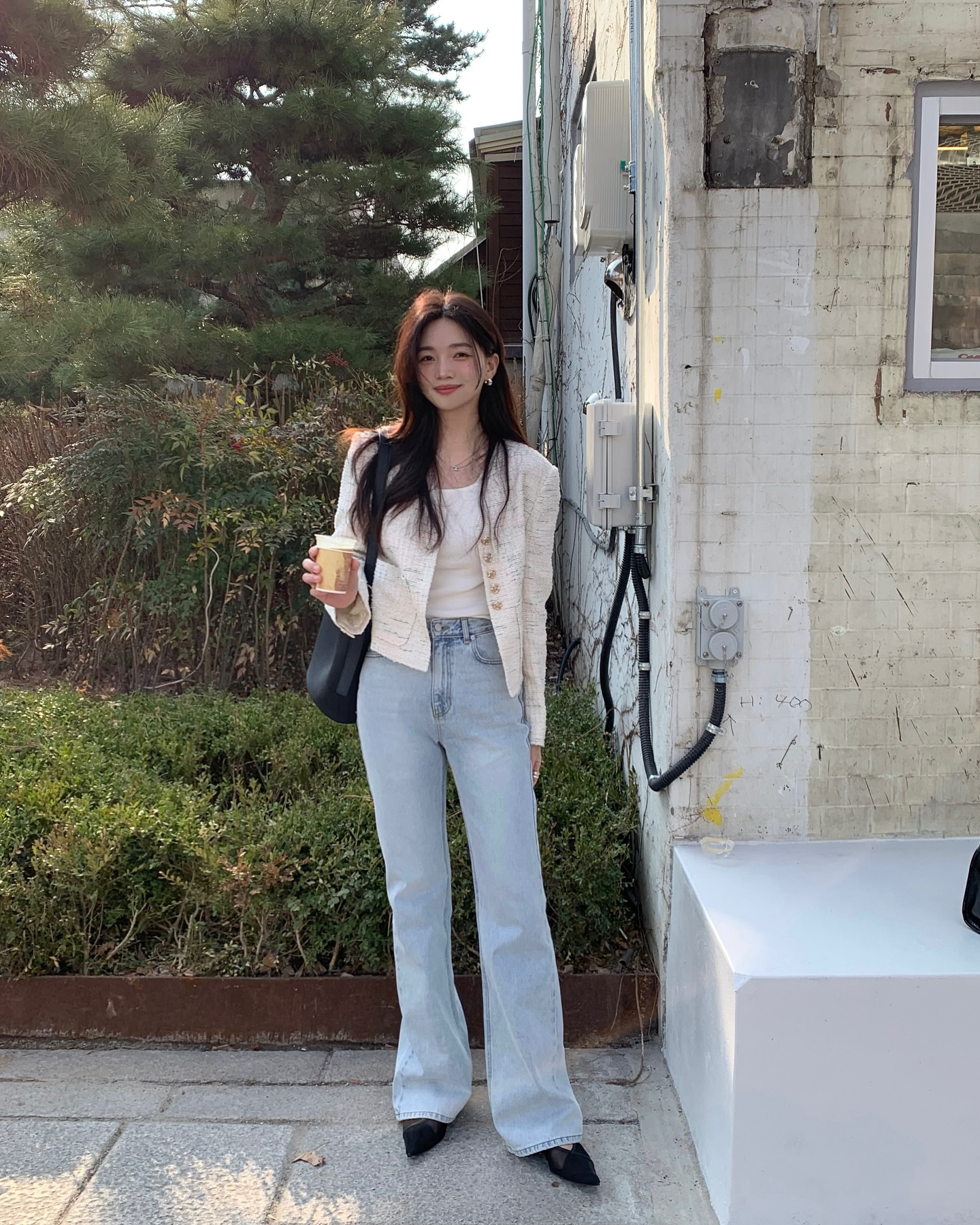 Vì sao phụ nữ ở mọi độ tuổi nên ưu tiên sắm áo khoác ngắn hơn áo khoác dài?- Ảnh 1. Vì sao phụ nữ ở mọi độ tuổi nên ưu tiên sắm áo khoác ngắn hơn áo khoác dài?- Ảnh 1.