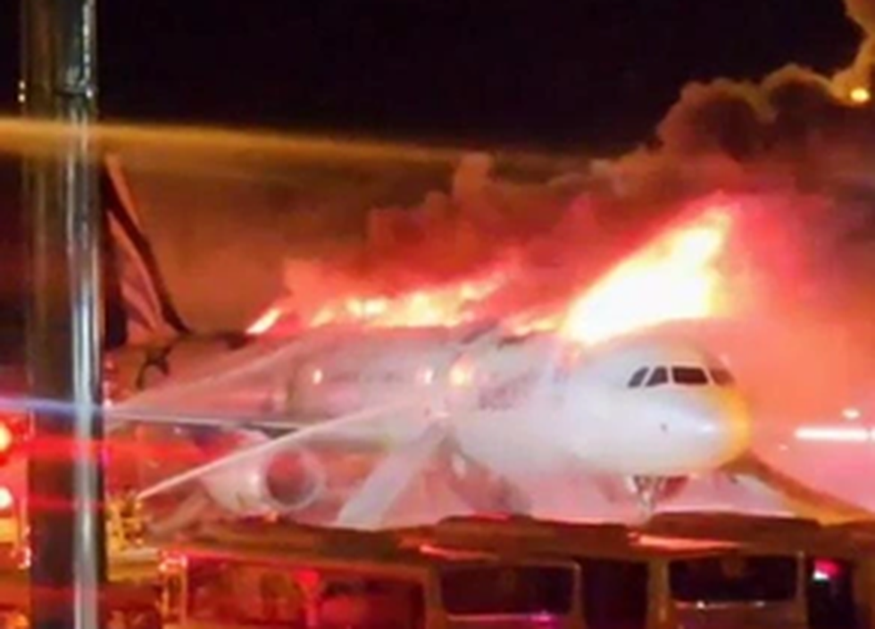 Vì sao pin sạc dự phòng có thể xem là bom nổ chậm trên các chuyến bay? - 1