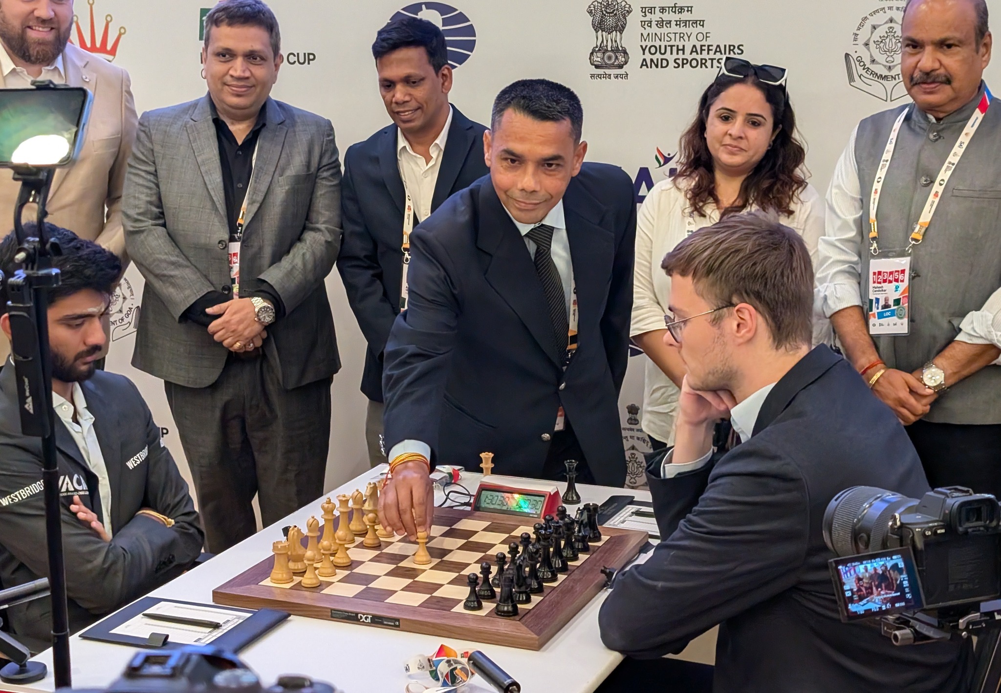 Vì sao quân Trắng được ưu tiên đi trước trong cờ vua? - Ảnh 1.