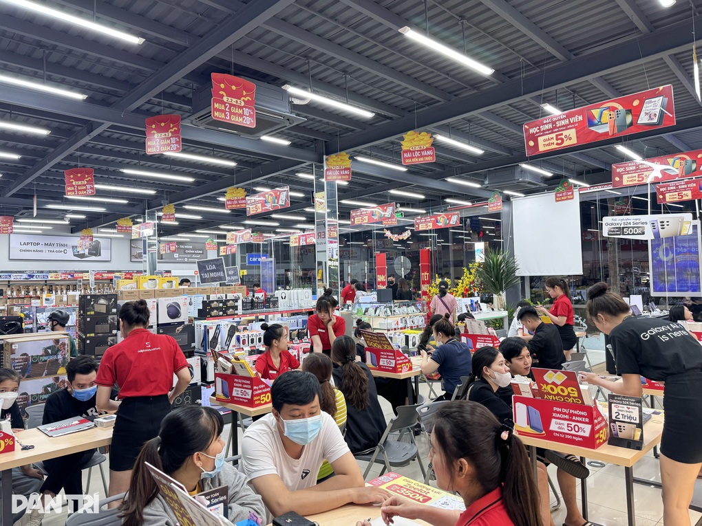 Vía Thần Tài: Cửa hàng điện thoại mở thưởng bốc thăm trúng vàng - 1