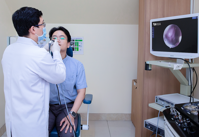 Bác sĩ Tường đang nội soi mũi cho một người bệnh. Ảnh minh họa: Bệnh viện Đa khoa Tâm Anh