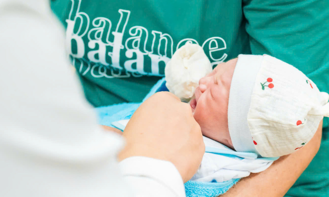 Trẻ được tiêm phòng vaccine viêm gan B trong 24 giờ sau sinh tại Bệnh viện Thuận Mỹ TDM. Ảnh: Bệnh viện cung cấp