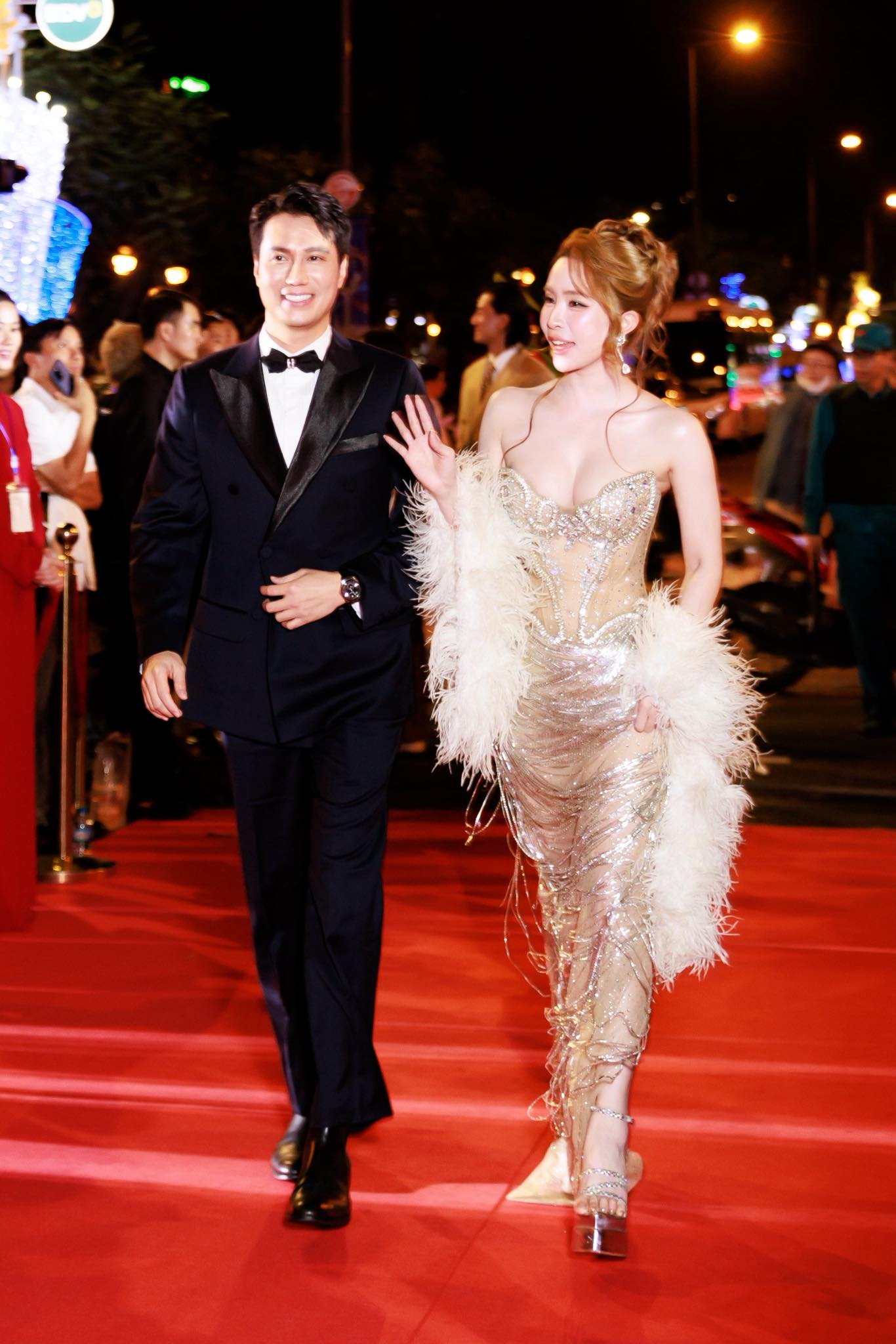 Cặp sao Vbiz ngầm công khai sau 6 năm bị đồn hẹn hò: Nhà trai phong độ tuyệt đối, nhà gái bốc lửa chết đi được- Ảnh 1.