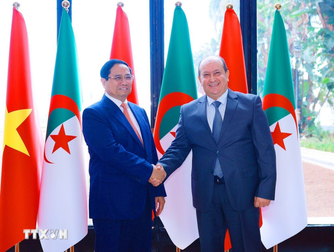 Thủ tướng Phạm Minh Chính bắt tay Thủ tướng Algeria Sifi Ghrieb. Ảnh: TTXVN