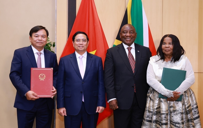 Thủ tướng Phạm Minh Chính và Tổng thống Cộng hòa Nam Phi Matamela Cyril Ramaphosa chứng kiến ký kết Bản ghi nhớ Hợp tác về Nông nghiệp giữa Bộ Nông nghiệp và Môi trường và Bộ Nông nghiệp Nam Phi. Ảnh: Dương Giang-TTXVN