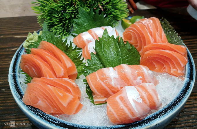 Cá hồi Nauy được bán chạy nhất tại các nhà hàng đồ Nhật ở TP HCM. Ảnh: Thi Hà