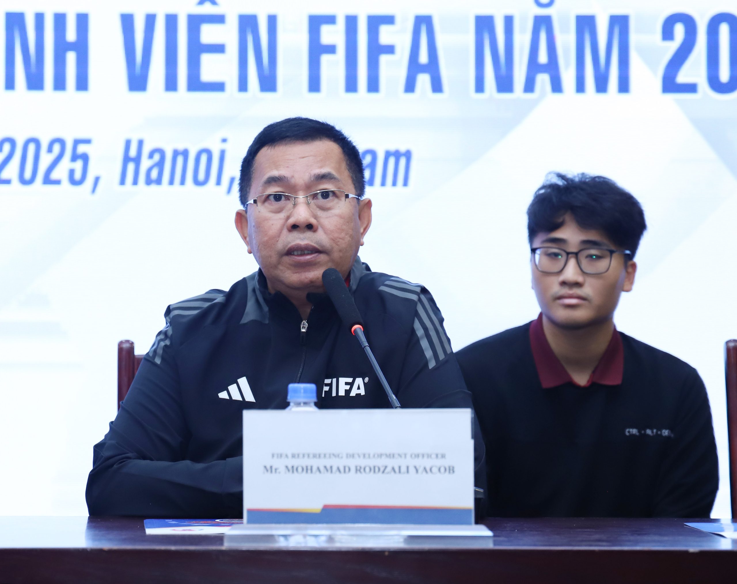 FIFA cử chuyên gia xịn sát cánh cùng VFF: Việt Nam có thêm 'vua áo đen' ở giải quốc tế- Ảnh 1. FIFA cử chuyên gia xịn sát cánh cùng VFF: Việt Nam có thêm 'vua áo đen' ở giải quốc tế- Ảnh 1.