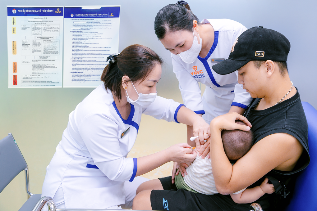 Việt Nam mở rộng tiêm vaccine phế cầu 20, não mô cầu từ 6 tuần tuổi - 1