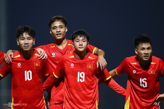 Tiền đạo Việt Nam Trần Mạnh Quân (số 19) góp một bàn trong trận thắng Macau 4-0 trên sân PVF ở Hưng Yên, ngày 28/11/2025. Ảnh: Như Huynh.