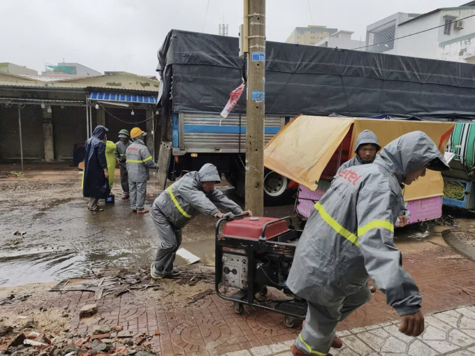 Nhân viên Viettel Gia Lai chuyển thiết bị đi cứu sóng. Ảnh: VTT