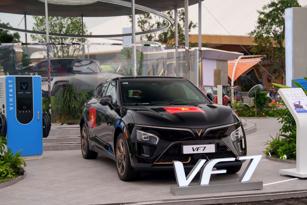 VinFast VF 7 từ đánh giá người dùng: Tăng tốc ấn tượng, ADAS ổn định - 1