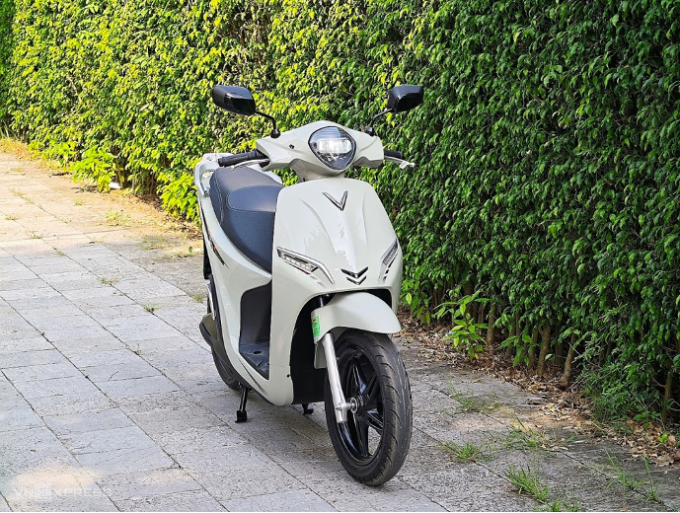 Xe máy điện VinFast Feliz 2025 tích hợp hai pin, tầm di chuyển 262 km sau một lần sạc đầy.